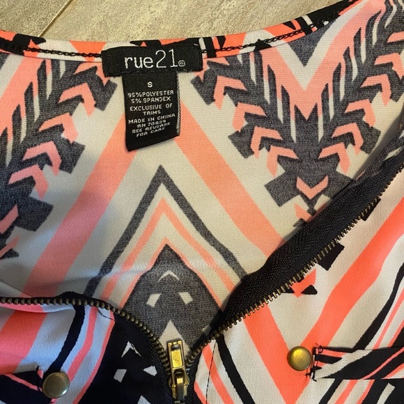 Womens Size Small rue 21 Shirt Chevron Geometric Print, Pink Black 3/4 Sleeves - Picture 3 of 5